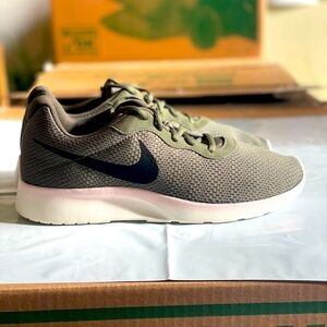 Nike tanjun se new in original box